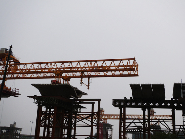 湖南長沙架橋機公司運行前的C型支腿著重檢查