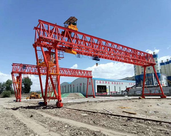 福建漳州門(mén)式起重機(jī)廠(chǎng)家仔細(xì)閱讀說(shuō)明并遵守