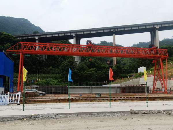 內(nèi)蒙古錫林郭勒盟龍門吊廠家單梁