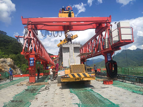 陜西漢中架橋機(jī)公司講解使用設(shè)備事項(xiàng)